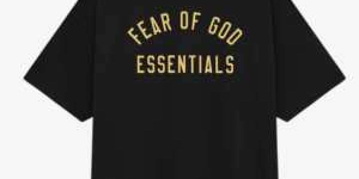 Essentials T-Shirt: The Perfect Blend of Minimalism and Streetwear Style