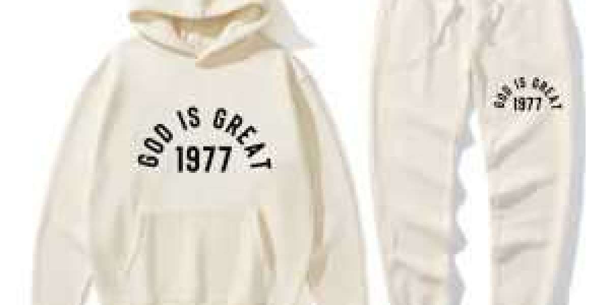 Essential Hoodie – Minimalist Style, Maximum Comfort