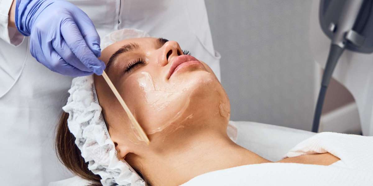 How Does a Deep Cleansing Facial in Dubai Work Step-by-Step?